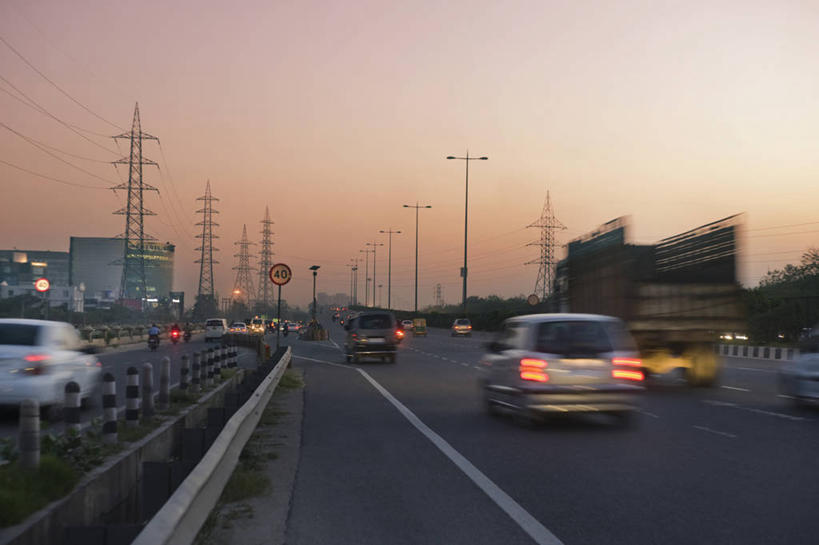 无人,高楼大厦,栏杆,横图,室外,白天,正面,度假,美景,日落,城市风光,城市,大厦,道路,建筑,路,路灯,摩天大楼,公路,摩托车,汽车,照明,印度,亚洲,许多,朦胧,模糊,电力,电线,电线杆,线,景观,晚霞,霞光,落日,围栏,灯光,分界线,电能,停车线,交通,线路,娱乐,建设,护栏,车,灯,天空,黄昏,交通工具,轿车,天,享受,休闲,景色,彩霞,放松,电,车行道,车行道分界线,电源,照亮,照明设备,载具,标线,南亚,能量,车行线,印度共和国,夕照,薄暮,哈里亚纳,哈里亚纳邦,夕阳,马路,彩图,傍晚,大楼,高层建筑,高楼,摩天楼,古尔冈,斜阳