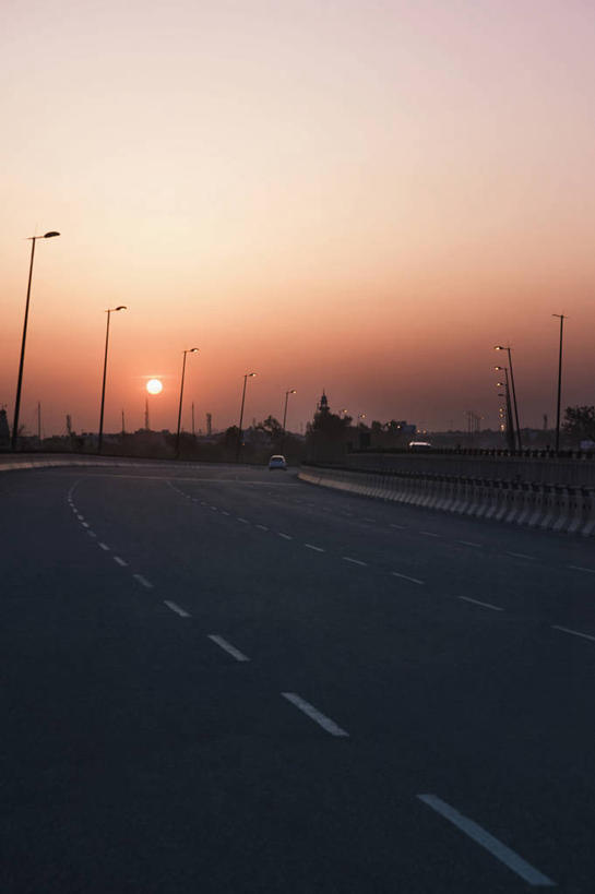 无人,竖图,室外,白天,正面,度假,美景,日落,太阳,城市风光,城市,道路,路,路灯,公路,汽车,照明,印度,亚洲,阴影,光线,影子,景观,晚霞,霞光,落日,灯光,分界线,停车线,交通,娱乐,车,灯,两个,天空,阳光,黄昏,交通工具,轿车,天,享受,休闲,景色,彩霞,放松,车行道,车行道分界线,照亮,照明设备,载具,标线,南亚,车行线,印度共和国,夕照,薄暮,哈里亚纳,哈里亚纳邦,夕阳,马路,彩图,傍晚,古尔冈,斜阳