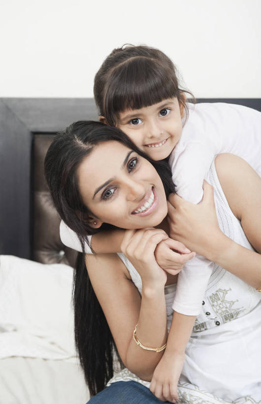 儿童,背,两个人,家庭,母亲,女儿,坐,抱,笑,微笑,露齿笑,竖图,室内,白天,正面,纯洁,床,卧室,亚洲,握,阴影,服装,反射,影子,墙,双人床,床单,注视,休闲装,被子,墙壁,墙面,装饰品,小孩,衣服,白色,耳环,饰品,手链,首饰,背着,观察,看,休闲,温暖,温馨,母女,一家人,休闲服,可爱,母爱,童年,童趣,握着,服饰,手镯,抱着,观看,和睦,察看,被单,搂着,关注,镯子,童真,烂漫,无邪,背负,耳饰,天真,年轻女性,女孩,女人,女性,亚洲人,印度人,孩子,怀抱,搂,搂抱,相抱,拥抱,坐着,半身,彩图,睡房,卧房,融洽,女生