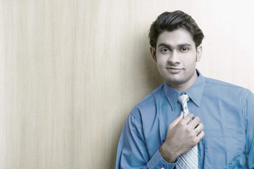 一个人,商务人士,商务男性,办公室,捏,横图,室内,白天,正面,衬衫,亚洲,仅一个男性,仅一个人,套装,拿,捏着,拿着,注视,仅一个年轻男性,观察,看,观看,察看,关注,商务装,工薪阶层,男人,男性,年轻男性,亚洲人,印度人,白领,上班族,半身,彩图,衬衣