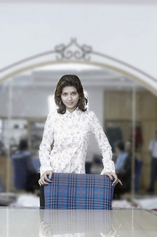 一个人,商务人士,商务女性,办公室,站,竖图,室内,白天,正面,桌子,椅子,亚洲,仅一个年轻女性,仅一个女性,仅一个人,套装,朦胧,模糊,办公桌,注视,扶,观察,看,站着,观看,察看,扶着,关注,商务装,工薪阶层,年轻女性,女人,女性,亚洲人,印度人,白领,上班族,半身,彩图