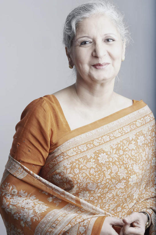 一个人,站,笑,微笑,竖图,室内,白天,白色背景,正面,民族服装,亚洲,仅一个女性,仅一个人,注视,观察,看,站着,摄影,服饰,仅一个老年女性,影棚,观看,飘逸,察看,庄重,关注,追求,纱丽,雅致,纱丽服,清婉,妍丽,老年女性,女人,女性,亚洲人,印度人,半身,彩图,影棚拍摄,传统服装,民俗服,拍摄,奢华