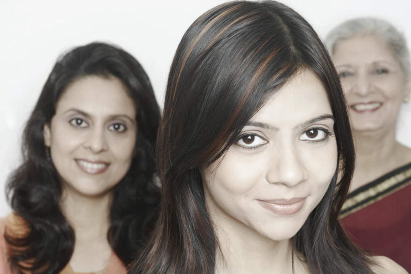 老年人,脸,头,脸颊,头发,三个人,母亲,女儿,祖母,三代同堂,站,笑,微笑,露齿笑,横图,室内,特写,白天,白色背景,正面,民族服装,亚洲,棕色,注视,祖孙三代,肩膀,观察,看,站着,温暖,温馨,母女,母爱,摄影,服饰,影棚,奶奶,观看,飘逸,祖孙,和睦,察看,庄重,关注,追求,外婆,外孙女,外祖母,纱丽,雅致,纱丽服,清婉,妍丽,老年女性,年轻女性,女人,女性,中年女性,亚洲人,印度人,年轻人,头部,长发,卷发,脸部,脸蛋,面部,全家福,孙女,半身,彩图,影棚拍摄,传统服装,民俗服,拍摄,融洽,多代同堂,妈妈,奢华