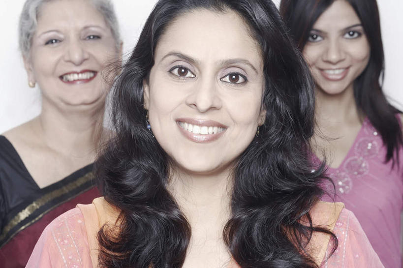 老年人,脸,头,脸颊,头发,三个人,母亲,女儿,祖母,三代同堂,站,笑,微笑,露齿笑,横图,室内,特写,白天,白色背景,正面,民族服装,亚洲,棕色,注视,祖孙三代,肩膀,观察,看,站着,温暖,温馨,母女,母爱,摄影,服饰,影棚,奶奶,观看,飘逸,祖孙,和睦,察看,庄重,关注,追求,外婆,外孙女,外祖母,纱丽,雅致,纱丽服,清婉,妍丽,老年女性,年轻女性,女人,女性,中年女性,亚洲人,印度人,年轻人,头部,长发,卷发,脸部,脸蛋,面部,全家福,孙女,半身,彩图,影棚拍摄,传统服装,民俗服,拍摄,融洽,多代同堂,妈妈,奢华