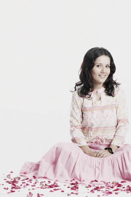 一个人,笑,盘腿,微笑,露齿笑,竖图,室内,白天,白色背景,侧面,裙子,亚洲,仅一个年轻女性,仅一个女性,仅一个人,连衣裙,花蕾,休闲装,花,花瓣,花苞,花蕊,摄影,手镯,影棚,戴着,年轻女性,女人,女性,亚洲人,印度人,盘腿而坐,盘膝,盘着腿的,盘着腿坐,双腿交叉,半身,彩图,影棚拍摄,拍摄