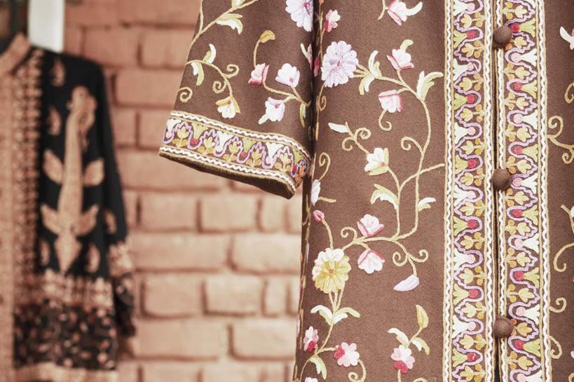 无人,商店,横图,室内,特写,白天,正面,民族服装,静物,刺绣,阴影,朦胧,模糊,装饰,反射,影子,商铺,华丽,修饰,点缀,衬托,美观,雅致,雅观,市肆,商号,彩图,传统服装,民俗服,店铺