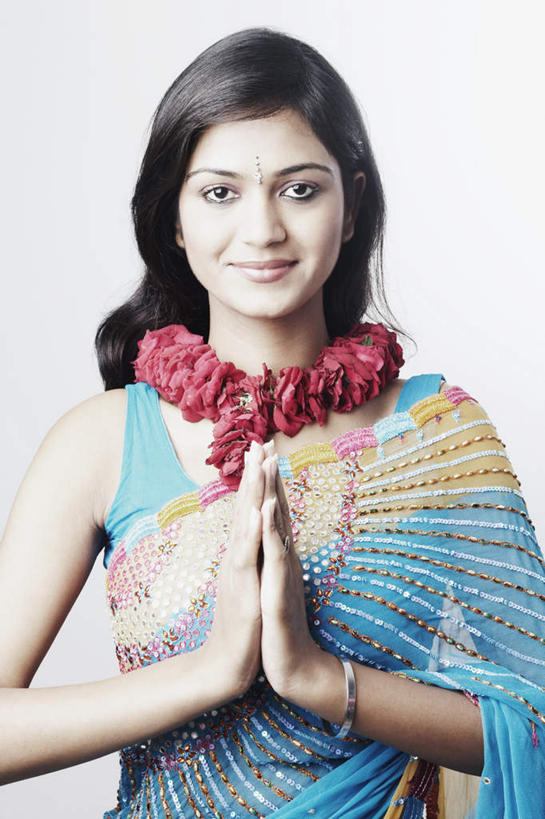 一个人,笑,微笑,竖图,室内,白天,白色背景,正面,民族服装,亚洲,仅一个年轻女性,仅一个女性,仅一个人,戴,花环,注视,观察,看,祈祷,双手合十,摄影,服饰,影棚,观看,飘逸,察看,庄重,祷告,关注,追求,纱丽,雅致,纱丽服,清婉,妍丽,年轻女性,女人,女性,亚洲人,印度人,长发,半身,彩图,影棚拍摄,传统服装,民俗服,拍摄,奢华