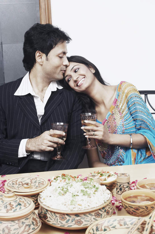 米饭,两个人,夫妻,坐,笑,微笑,露齿笑,竖图,室内,白天,正面,民族服装,衬衫,西装,爱情,烹饪,餐桌,桌子,餐具,亚洲,撑,握,灰色背景,套装,正装,庆祝,碟子,罐子,盘,勺子,料理,食品,饭,浪漫,拿,调味料,拿着,注视,职业装,菜肴,美食,花瓣,食物,盘子,调羹,碟,汤匙,碗,干杯,观察,看,碰杯,恩爱,交际,友好,握着,恋人,摄影,服饰,佳肴,影棚,餐台,观看,飘逸,庆贺,察看,撑着,庄重,关注,追求,礼仪,敬酒,纱丽,劝酒,雅致,印度菜,印度料理,纱丽服,清婉,妍丽,男人,男性,年轻男性,年轻女性,女人,女性,亚洲人,印度人,情侣,坐着,半身,彩图,影棚拍摄,衬衣,传统服装,民俗服,拍摄,伴侣,奢华