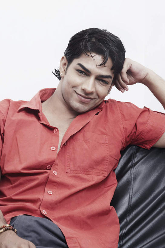 脸,脸颊,一个人,坐,竖图,室内,白天,白色背景,正面,衬衫,沙发,亚洲,仅一个男性,仅一个人,撑,托头,注视,仅一个年轻男性,红色,观察,看,托,摄影,影棚,观看,察看,关注,布艺沙发,男人,男性,年轻男性,亚洲人,印度人,头部,脸部,脸蛋,面部,坐着,半身,彩图,影棚拍摄,衬衣,拍摄