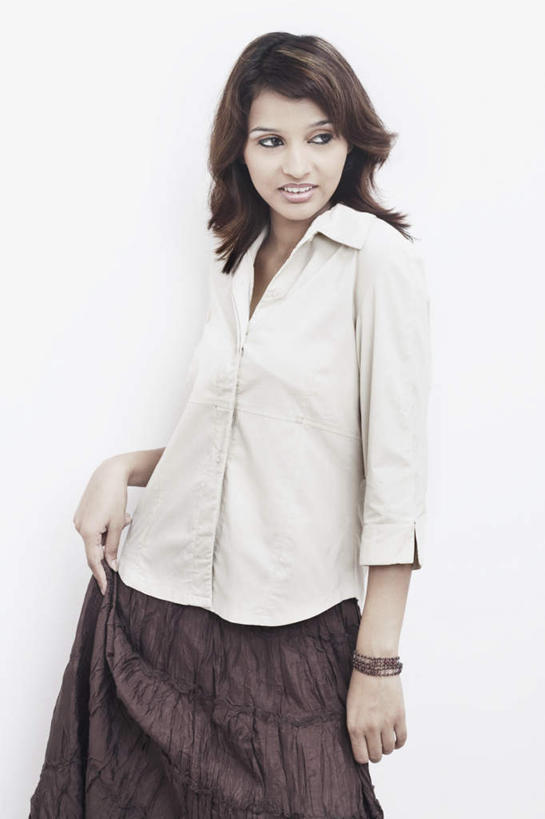 一个人,站,竖图,室内,白天,白色背景,正面,衬衫,裙子,亚洲,仅一个年轻女性,仅一个女性,仅一个人,注视,长裙,观察,看,站着,摄影,影棚,观看,察看,关注,年轻女性,女人,女性,亚洲人,印度人,站立,半身,彩图,影棚拍摄,衬衣,拍摄