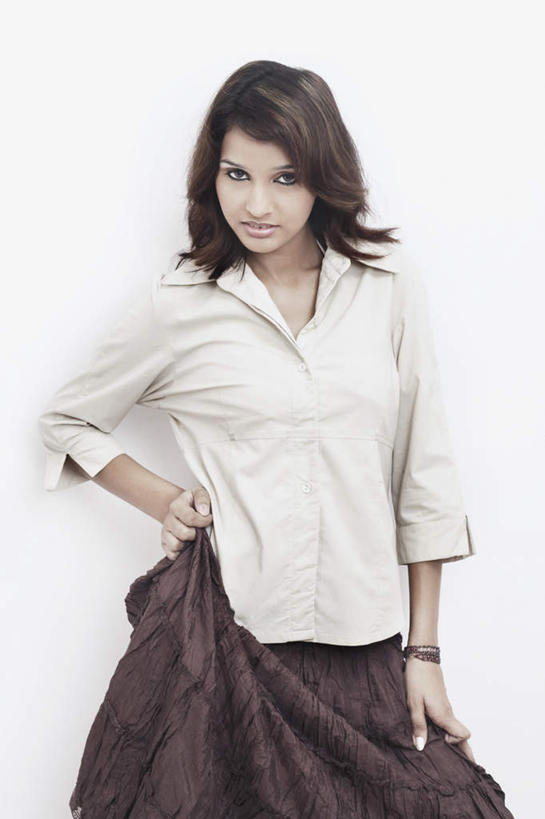 一个人,站,竖图,室内,白天,白色背景,正面,衬衫,裙子,亚洲,仅一个年轻女性,仅一个女性,仅一个人,注视,长裙,手叉腰,叉腰,观察,看,站着,摄影,影棚,观看,察看,双手叉腰,关注,年轻女性,女人,女性,亚洲人,印度人,站立,半身,彩图,影棚拍摄,衬衣,拍摄