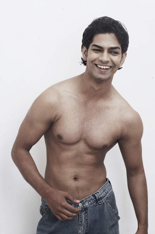 肌肉,一个人,模特,站,笑,微笑,露齿笑,竖图,室内,白天,白色背景,正面,亚洲,仅一个男性,仅一个人,注视,牛仔裤,裸露,仅一个年轻男性,观察,看,站着,摄影,影棚,赤裸,观看,察看,健美,关注,裸,男人,男性,年轻男性,亚洲人,印度人,模特儿,站立,半身,彩图,影棚拍摄,拍摄