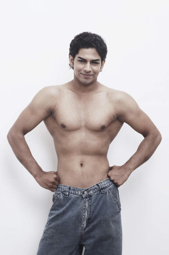 肌肉,一个人,模特,站,笑,微笑,露齿笑,竖图,室内,白天,白色背景,正面,亚洲,仅一个男性,仅一个人,注视,牛仔裤,手叉腰,仅一个年轻男性,叉腰,观察,看,站着,摄影,影棚,赤裸,观看,察看,健美,双手叉腰,关注,男人,男性,年轻男性,亚洲人,印度人,模特儿,站立,半身,彩图,影棚拍摄,拍摄