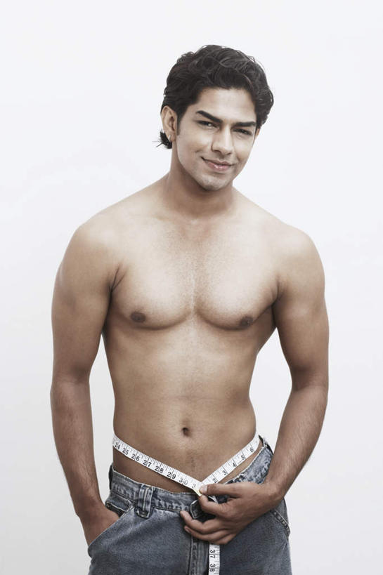 肌肉,一个人,模特,站,笑,微笑,露齿笑,竖图,室内,白天,白色背景,正面,亚洲,仅一个男性,仅一个人,握,测量,皮尺,刻度,拿,拿着,注视,牛仔裤,仅一个年轻男性,尺,观察,看,站着,保养,握着,保健,摄影,影棚,赤裸,观看,测量工具,尺子,减肥,察看,健美,腰围尺,关注,瘦身,量具,量仪,塑料卷尺,男人,男性,年轻男性,亚洲人,印度人,模特儿,插兜,手插兜,站立,半身,彩图,影棚拍摄,拍摄