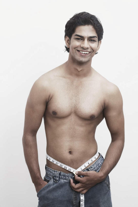 肌肉,一个人,模特,站,笑,微笑,露齿笑,竖图,室内,白天,白色背景,正面,亚洲,仅一个男性,仅一个人,握,测量,皮尺,刻度,拿,拿着,注视,牛仔裤,仅一个年轻男性,尺,观察,看,站着,保养,握着,保健,摄影,影棚,赤裸,观看,测量工具,尺子,减肥,察看,健美,腰围尺,关注,瘦身,量具,量仪,塑料卷尺,男人,男性,年轻男性,亚洲人,印度人,模特儿,插兜,手插兜,站立,半身,彩图,影棚拍摄,拍摄