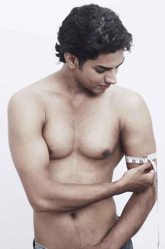 肌肉,一个人,模特,站,笑,微笑,露齿笑,竖图,室内,白天,白色背景,正面,亚洲,仅一个男性,仅一个人,握,测量,皮尺,刻度,拿,拿着,注视,牛仔裤,仅一个年轻男性,尺,观察,看,站着,保养,握着,保健,摄影,影棚,赤裸,观看,测量工具,尺子,减肥,察看,健美,腰围尺,关注,瘦身,量具,量仪,塑料卷尺,男人,男性,年轻男性,亚洲人,印度人,手臂,模特儿,站立,半身,彩图,影棚拍摄,拍摄