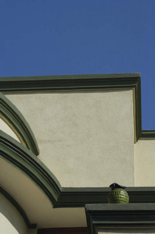 无人,家,竖图,室外,白天,仰视,阴影,光线,影子,房屋,屋顶,屋子,顶棚,楼房,住宅,蓝色,蓝天,天空,阳光,天,晴朗,万里无云,晴空,晴空万里,彩图,低角度拍摄,房子