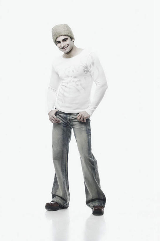 一个人,站,竖图,室内,白天,白色背景,正面,帽子,亚洲,仅一个男性,仅一个人,服装,裤子,注视,牛仔裤,休闲装,仅一个年轻男性,衣服,观察,看,站着,休闲,休闲服,摄影,服饰,影棚,观看,察看,关注,双手抄兜,双手放兜,无边帽,男人,男性,年轻男性,亚洲人,印度人,插兜,两手抄兜,两手放兜,手插兜,手放口袋,站立,彩图,全身,影棚拍摄,拍摄,手抄兜