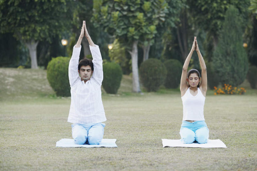 两个人,家庭,夫妻,跪,举,横图,室外,白天,正面,爱情,植物,亚洲,服装,毯子,浪漫,祝福,注视,休闲装,树,树木,虔诚,衣服,绿色,自然,瑜伽垫,垫子,观察,看,祈祷,双手合十,托,休闲,温暖,温馨,一家人,休闲服,恩爱,恋人,服饰,生长,成长,观看,和睦,察看,关注,感谢,瑜伽毯,合十礼,合掌礼,合十,莲华合掌,感恩,男人,男性,年轻男性,年轻女性,女人,女性,亚洲人,印度人,年轻人,夫妇,情侣,跪着,举起,举手,举着,向上举,向上伸,向上托,彩图,全身,伴侣,融洽