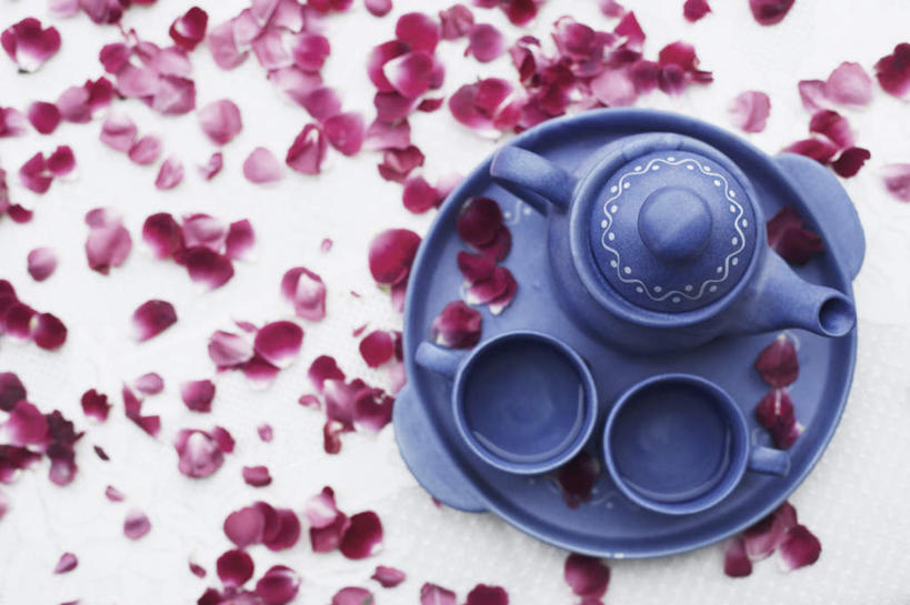 无人,横图,俯视,室内,特写,白天,白色背景,爱情,幸福,纯洁,热情,桌面,桌子,玫瑰,杯子,覆盖,盛开,木制,壶,玫瑰花,浪漫,花蕾,水壶,花,花瓣,花朵,鲜花,红色,蓝色,茶壶,木制品,容器,水杯,花苞,花蕊,温暖,温馨,恩爱,摄影,影棚,和睦,感动,遮盖,尊敬,笼罩,笼盖,天真,刺玫花,徘徊花,茶杯,彩图,高角度拍摄,影棚拍摄,拍摄,融洽