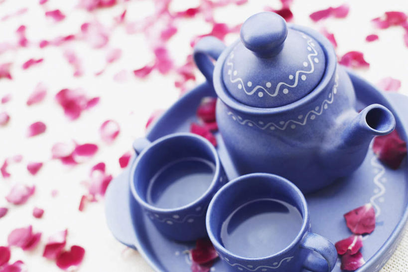 无人,横图,俯视,室内,特写,白天,白色背景,爱情,幸福,纯洁,热情,桌面,桌子,玫瑰,杯子,覆盖,朦胧,模糊,盛开,木制,壶,玫瑰花,浪漫,花蕾,水壶,花,花瓣,花朵,鲜花,红色,蓝色,茶壶,木制品,容器,水杯,花苞,花蕊,温暖,温馨,恩爱,摄影,影棚,和睦,感动,遮盖,尊敬,笼罩,笼盖,天真,刺玫花,徘徊花,茶杯,彩图,高角度拍摄,影棚拍摄,拍摄,融洽