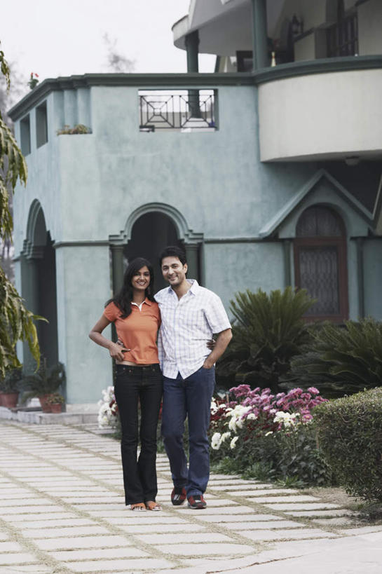 中年人,两个人,家庭,夫妻,家,站,抱,笑,微笑,露齿笑,竖图,室外,白天,正面,爱情,花海,花圃,植物,别墅,叶子,亚洲,服装,环保,盛开,房屋,屋子,公寓,防护,浪漫,花蕾,注视,休闲装,洋房,楼房,住宅,花,花瓣,花朵,花卉,鲜花,树,树木,衣服,绿色,自然,花丛,花束,花田,花苞,花蕊,观察,看,站着,休闲,温暖,温馨,一家人,休闲服,恩爱,恋人,服饰,生长,成长,抱着,观看,和睦,察看,指着,搂着,关注,美好,美妙,间隔,美观,雅观,绿篱,生篱,树篱,植篱,男人,男性,女人,女性,中年男性,中年女性,亚洲人,印度人,夫妇,情侣,搂,搂抱,站立,彩图,全身,房子,伴侣,融洽