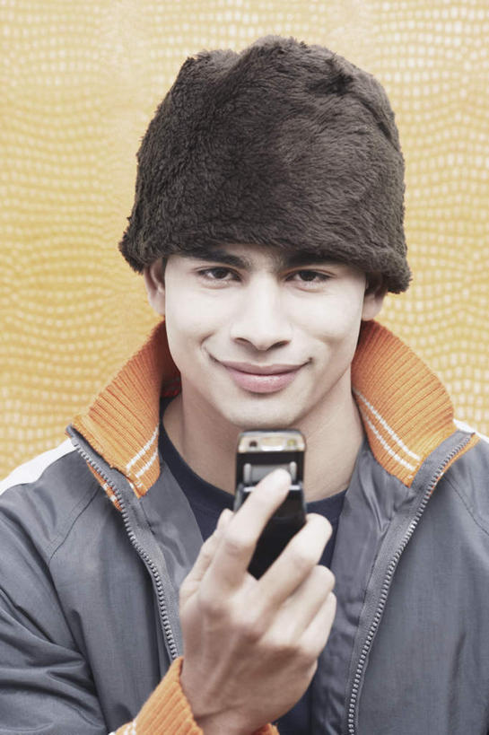 脸,头,脸颊,手,一个人,笑,打电话,微笑,竖图,室内,特写,白天,正面,电话,帽子,手机,亚洲,仅一个男性,仅一个人,握,黄色背景,服装,拿,拿着,注视,休闲装,通讯设备,仅一个年轻男性,衣服,观察,看,休闲,手部,休闲服,握着,摄影,服饰,影棚,观看,察看,关注,无边帽,交流,男人,男性,年轻男性,亚洲人,印度人,头部,脸部,脸蛋,面部,沟通,通话,半身,彩图,影棚拍摄,拍摄