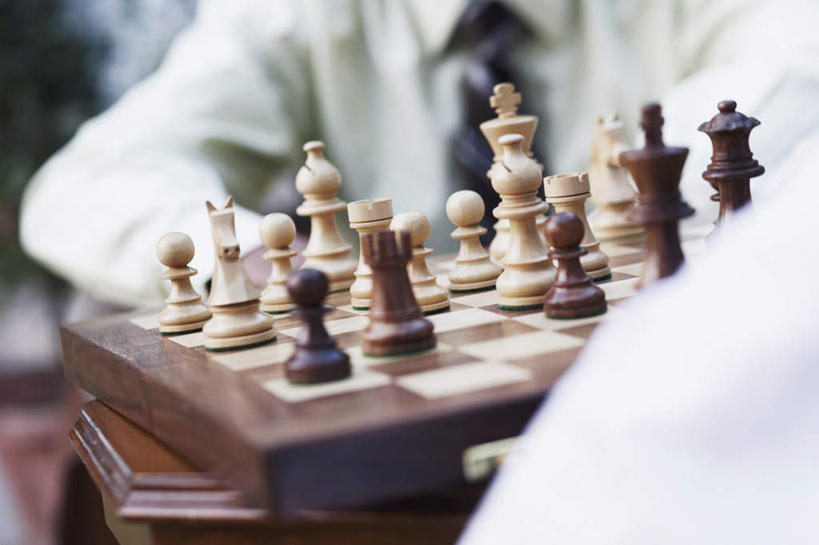 背部,两个人,伙伴,朋友,商务人士,商务男性,坐,横图,室外,特写,白天,正面,衬衫,游戏,快乐,友谊,比赛,合作,团队,竞争,植物,桌子,亚洲,许多,套装,朦胧,模糊,盆栽,领带,盆景,玩,注视,娱乐,旗子,绿色,自然,象棋,观察,看,休闲,棋盘,国际象棋,益智,战略,下棋,生长,成长,观看,活动,察看,发泄,关注,消遣,智力,商务装,工薪阶层,宣泄,联合,合谋,配合,协作,友情,男人,男性,年轻男性,亚洲人,印度人,白领,上班族,玩耍,嬉戏,坐着,半身,彩图,衬衣