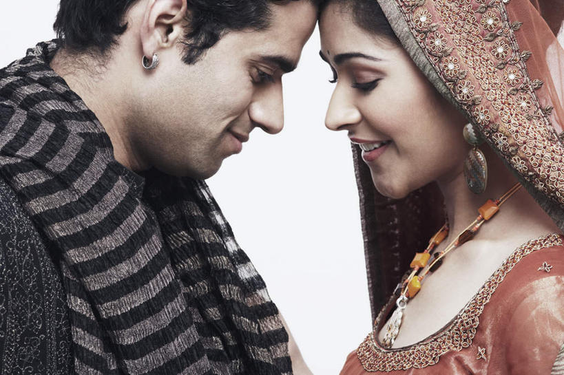 两个人,家庭,夫妻,新娘,新郎,站,笑,微笑,露齿笑,横图,室内,特写,白天,白色背景,侧面,民族服装,爱情,婚礼,快乐,鸟,项链,亚洲,庆祝,装饰,鸟类,结婚,浪漫,依偎,注视,相视,装饰品,耳环,饰品,首饰,围巾,观察,看,靠,靠着,倚靠,站着,温暖,温馨,喜庆,一家人,面对面,恩爱,恋人,摄影,服饰,手镯,影棚,围脖,观看,纪念,飘逸,对视,保暖,华丽,点缀,和睦,察看,倚着,御寒,庄重,关注,追求,鸥,相对,纱丽,银鸥,相看,依附,依赖,投靠,衬托,美观,雅致,雅观,耳饰,纱丽服,清婉,妍丽,黑背鸥,黄腿鸥,男人,男性,年轻男性,年轻女性,女人,女性,亚洲人,印度人,年轻人,夫妇,情侣,站立,半身,彩图,影棚拍摄,传统服装,民俗服,高兴,拍摄,伴侣,融洽,奢华