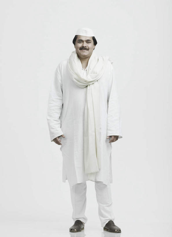 一个人,站,竖图,室内,白天,白色背景,正面,民族服装,帽子,亚洲,仅一个男性,仅一个人,仅一个中年男性,服装,装饰,注视,衣服,围巾,观察,看,站着,温暖,摄影,服饰,影棚,围脖,观看,保暖,华丽,点缀,察看,衣着,御寒,穿着,关注,无边帽,衬托,美观,雅致,雅观,衣饰,男人,男性,中年男性,亚洲人,印度人,站立,彩图,全身,影棚拍摄,传统服装,民俗服,拍摄