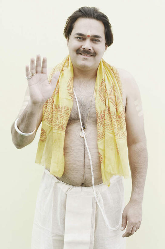 一个人,站,举,笑,微笑,竖图,室内,白天,白色背景,正面,民族服装,亚洲,仅一个男性,仅一个人,仅一个中年男性,服装,挥手,注视,再见,衣服,观察,看,手势,托,站着,招手,摄影,服饰,影棚,告别,观看,察看,衣着,穿着,关注,摆动,离别,辞行,衣饰,男人,男性,中年男性,亚洲人,印度人,举起,举手,举着,向上举,向上伸,向上托,站立,半身,彩图,影棚拍摄,传统服装,民俗服,拍摄