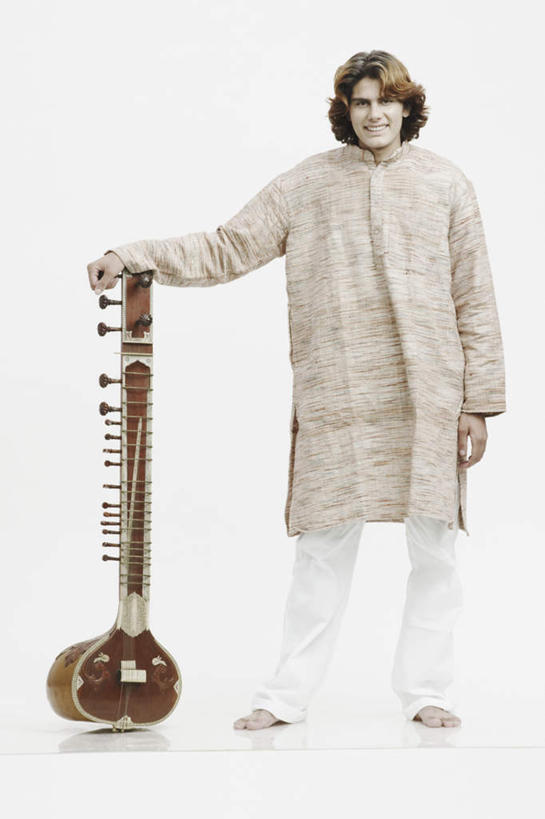 一个人,站,竖图,室内,白天,白色背景,正面,民族服装,亚洲,仅一个男性,仅一个人,撑,服装,乐器,弦乐器,注视,仅一个年轻男性,衣服,观察,看,站着,摄影,服饰,影棚,观看,察看,撑着,衣着,穿着,关注,弓拉弦乐器,弓拉弦鸣乐器,西塔尔,西塔琴,衣饰,锡塔尔琴,男人,男性,年轻男性,亚洲人,印度人,站立,彩图,全身,影棚拍摄,传统服装,民俗服,拍摄