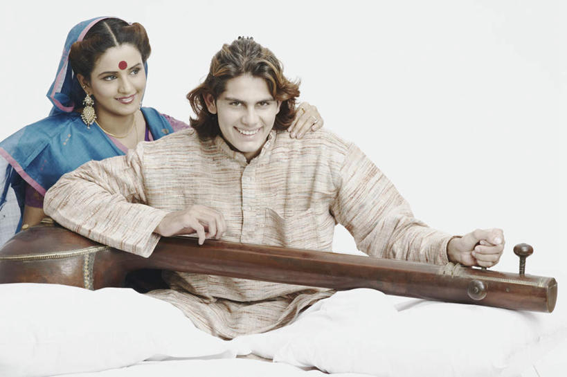 痣,两个人,家庭,夫妻,坐,笑,盘腿,微笑,露齿笑,横图,室内,白天,白色背景,正面,民族服装,爱情,靠垫,亚洲,握,靠枕,乐器,弦乐器,浪漫,拿,拿着,注视,耳环,抱枕,枕头,观察,看,祈福,温暖,温馨,一家人,恩爱,握着,恋人,摄影,服饰,影棚,观看,飘逸,和睦,察看,庄重,关注,弓拉弦乐器,弓拉弦鸣乐器,追求,纱丽,吉祥痣,朱砂痣,雅致,避邪,西塔尔,西塔琴,耳饰,消灾,纱丽服,清婉,妍丽,迪勒格,锡塔尔琴,男人,男性,年轻男性,年轻女性,女人,女性,亚洲人,印度人,年轻人,夫妇,情侣,盘腿而坐,盘膝,盘着腿的,盘着腿坐,双腿交叉,坐着,半身,彩图,影棚拍摄,传统服装,民俗服,拍摄,伴侣,融洽,奢华