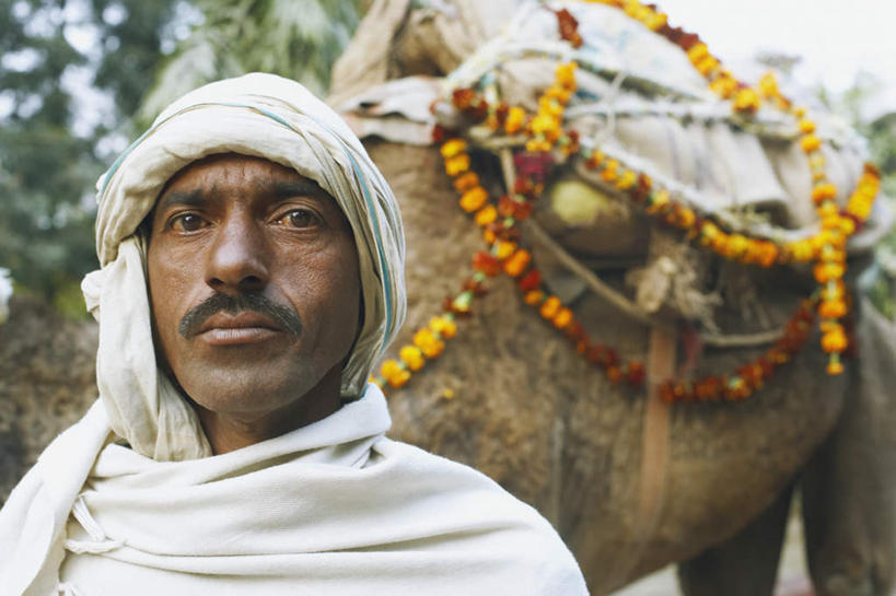 脸,头,脸颊,一个人,站,笑,微笑,横图,室外,特写,白天,正面,民族服装,野生动物,亚洲,仅一个男性,仅一个人,仅一个中年男性,朦胧,模糊,装饰,长袍,注视,骆驼,肩膀,白色,动物,绳子,观察,看,站着,可爱,活泼,观看,牵着,察看,关注,凶猛,民族文化,男人,男性,中年男性,亚洲人,印度人,头部,脸部,脸蛋,面部,站立,半身,彩图,传统服装,民俗服
