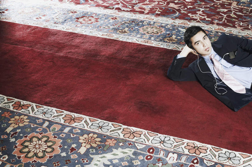 一个人,商务人士,商务男性,客厅,坐,横图,俯视,室内,白天,衬衫,陶醉,快乐,满意,幸福,地毯,亚洲,仅一个男性,仅一个人,撑,套装,装饰,编织,手工艺品,音响,织物,音乐,音乐播放器,托头,注视,娱乐,仅一个年轻男性,红色,耳机,工艺品,观察,看,托,享受,休闲,放松,观看,华丽,修饰,点缀,察看,起居室,舒适,享乐,关注,商务装,MP3播放器,工薪阶层,衬托,美观,雅致,雅观,男人,男性,年轻男性,亚洲人,印度人,头部,白领,上班族,坐着,半身,彩图,高角度拍摄,衬衣,播放器,沉醉