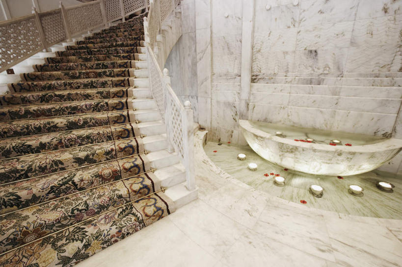 无人,宾馆,栏杆,横图,俯视,室内,白天,水,地毯,楼梯,喷泉,飞溅,装饰,溅,编织,扶手,液体,手工艺品,阶梯,景观,水滴,灯光,织物,文化,护栏,台阶,灯,水珠,工艺品,灯具,品味,华丽,修饰,点缀,照明设备,喷洒,水景,衬托,美观,雅致,雅观,设计,彩图,高角度拍摄,客店,客栈,旅店,旅馆,旅舍,汽车旅馆