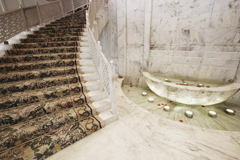 无人,宾馆,栏杆,横图,俯视,室内,白天,水,地毯,楼梯,喷泉,飞溅,装饰,溅,编织,扶手,液体,手工艺品,阶梯,景观,水滴,灯光,织物,文化,护栏,台阶,灯,水珠,工艺品,灯具,品味,华丽,修饰,点缀,照明设备,喷洒,水景,衬托,美观,雅致,雅观,设计,彩图,高角度拍摄,客店,客栈,旅店,旅馆,旅舍,汽车旅馆