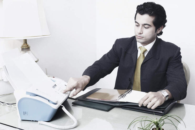 一个人,办公室,坐,横图,室内,白天,正面,衬衫,西装,通讯,职员,家具,台灯,桌子,照明,亚洲,仅一个男性,仅一个人,撑,套装,正装,时间,传输,材料,档案,时钟,手表,文件,办公桌,灯光,办公用品,领带,计时,注视,职业装,灯,仅一个年轻男性,资料,灯具,钟表,按,观察,看,表,通信,观看,传真机,办公设备,腕表,照亮,传真,察看,撑着,照明设备,关注,文档,输出设备,办公家具,男人,男性,年轻男性,亚洲人,印度人,白领,商人,上班族,钟,坐着,半身,彩图,衬衣,白领阶层,办公室职员