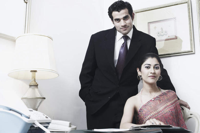 两个人,同事,办公室,站,坐,笑,微笑,横图,室内,白天,仰视,民族服装,衬衫,西装,通讯,成功,合作,团队,集体,信心,职员,家具,镜子,台灯,桌子,照明,亚洲,撑,套装,正装,传输,材料,档案,文件,办公桌,灯光,办公用品,领带,注视,职业装,队伍,灯,画,资料,灯具,观察,看,站着,通信,服饰,观看,飘逸,传真机,办公设备,照亮,传真,镜像,察看,领导,撑着,庄重,镜面,照明设备,成就,关注,文档,追求,合伙,领袖,输出设备,纱丽,办公家具,单手抄兜,单手放兜,雅致,纱丽服,清婉,妍丽,男人,男性,年轻男性,年轻女性,女人,女性,亚洲人,印度人,白领,商人,上班族,插兜,手插兜,手放口袋,站立,坐着,半身,彩图,低角度拍摄,衬衣,传统服装,民俗服,白领阶层,办公室职员,手抄兜,奢华