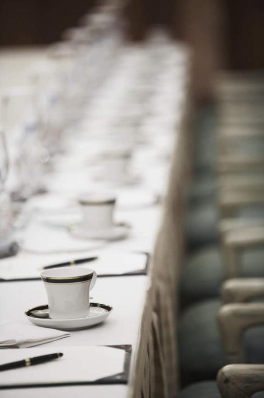 无人,餐厅,竖图,俯视,室内,白天,餐桌,桌子,杯子,一排,朦胧,模糊,笔,瓷器,办公用品,咖啡杯,陶瓷制品,菜单,文具,排列,学习用品,餐台,文具用品,队列,瓷杯,彩图,高角度拍摄,餐馆,饭店,饭馆