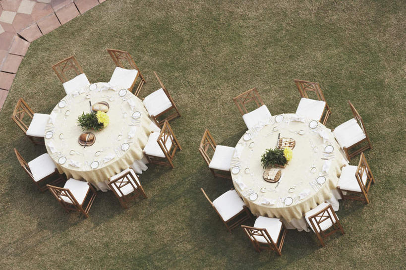 面包,无人,横图,俯视,室内,白天,草地,草坪,植物,餐桌,桌子,餐具,叶子,椅子,一排,盛开,光线,叉子,刀叉,碟子,盘,花蕾,草,花,花瓣,花朵,鲜花,排列,绿色,阳光,盘子,碟,花束,花苞,花蕊,切片面包,餐台,队列,餐叉,进餐用具,彩图,高角度拍摄