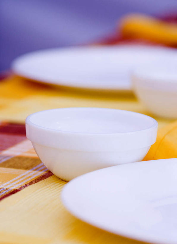 无人,竖图,俯视,室内,特写,白天,餐桌,桌子,静物,餐具,朦胧,模糊,碟子,盘,桌布,盘子,碟,餐台,彩图,高角度拍摄