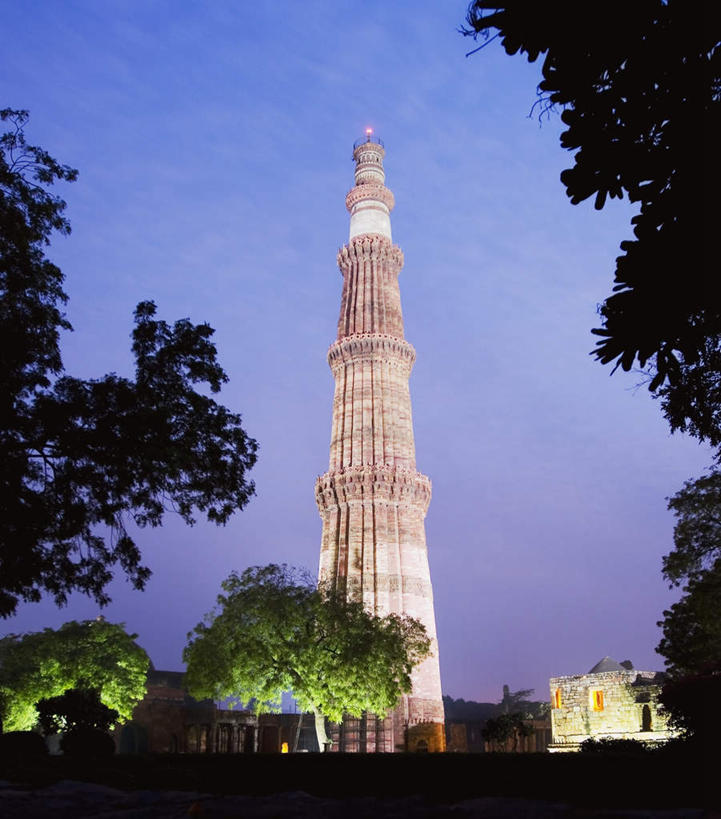 无人,竖图,室外,夜晚,仰视,旅游,度假,名胜古迹,植物,标志建筑,地标,建筑,印度,亚洲,节日,遗迹,古迹,文化,文物,娱乐,建设,古建筑,树,树木,蓝色,绿色,蓝天,天空,自然,天,祈祷,享受,休闲,健康,旅游胜地,放松,许愿,宗教,信仰,生长,成长,纪念,祈求,南亚,古文明,印度共和国,德里,光塔,顾特卜塔,库杜布塔,平安,玩耍,彩图,低角度拍摄,宣礼塔