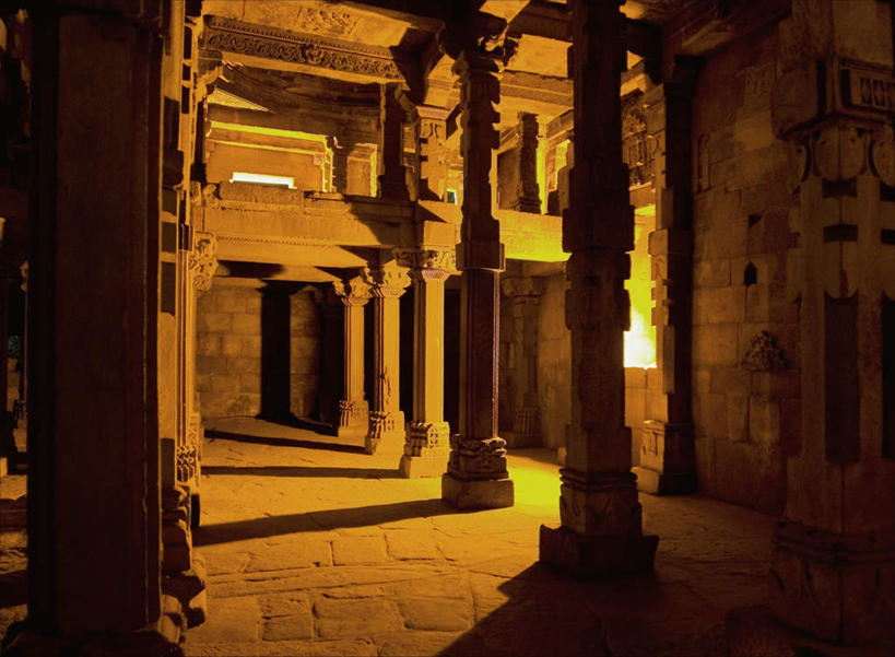 无人,横图,室外,夜晚,仰视,旅游,度假,名胜古迹,标志建筑,地标,建筑,印度,亚洲,节日,遗迹,古迹,文化,文物,娱乐,建设,古建筑,祈祷,享受,休闲,健康,旅游胜地,放松,许愿,宗教,信仰,纪念,祈求,伊斯兰教,清真寺,南亚,古文明,印度共和国,德里,光塔,顾特卜塔,库杜布塔,平安,玩耍,彩图,低角度拍摄,宣礼塔