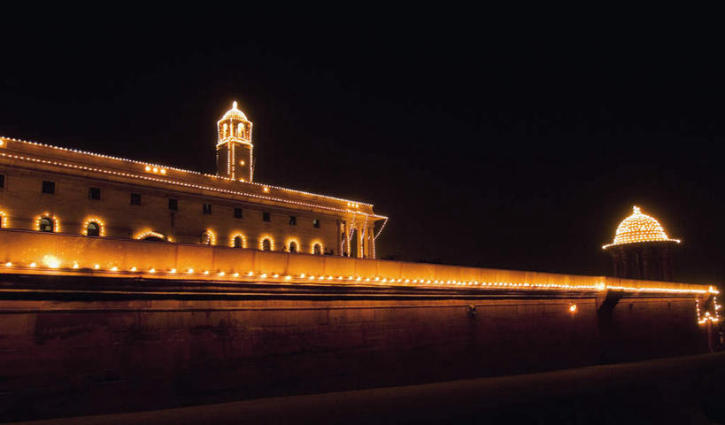 无人,横图,室外,夜晚,仰视,旅游,度假,名胜古迹,标志建筑,地标,建筑,照明,印度,亚洲,节日,遗迹,彩灯,灯光,古迹,文化,文物,娱乐,建设,古建筑,灯,灯具,祈祷,享受,休闲,健康,旅游胜地,放松,许愿,宗教,花灯,信仰,纪念,祈求,照亮,伊斯兰教,照明设备,清真寺,南亚,古文明,印度共和国,德里,光塔,顾特卜塔,库杜布塔,平安,玩耍,彩图,低角度拍摄,宣礼塔