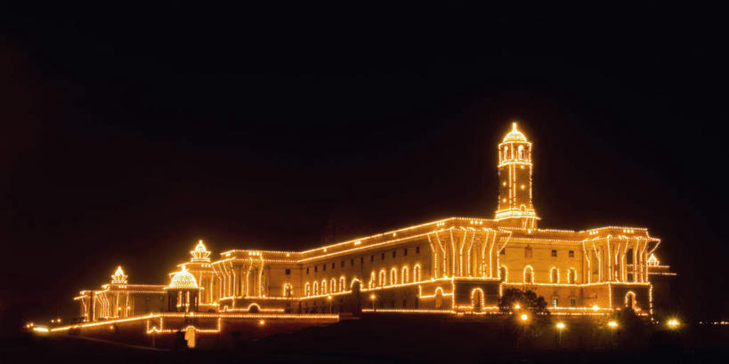 无人,横图,室外,夜晚,仰视,旅游,度假,名胜古迹,标志建筑,地标,建筑,照明,印度,亚洲,节日,遗迹,彩灯,灯光,古迹,文化,文物,娱乐,建设,古建筑,灯,灯具,祈祷,享受,休闲,健康,旅游胜地,放松,许愿,宗教,花灯,信仰,纪念,祈求,照亮,伊斯兰教,照明设备,清真寺,南亚,古文明,印度共和国,德里,光塔,顾特卜塔,库杜布塔,平安,玩耍,彩图,低角度拍摄,宣礼塔