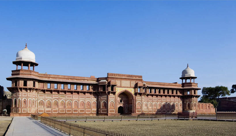 无人,宫殿,栏杆,横图,室外,白天,仰视,旅游,度假,草地,草坪,名胜古迹,植物,标志建筑,地标,建筑,印度,亚洲,阴影,遗迹,光线,影子,栅栏,篱笆,围栏,古迹,文物,娱乐,建设,古建筑,护栏,草,蓝色,绿色,蓝天,天空,阳光,天,享受,休闲,旅游胜地,放松,晴朗,古堡,南亚,古文明,万里无云,印度共和国,北方邦,阿格拉堡,阿格拉红堡,红堡,晴空,晴空万里,彩图,低角度拍摄