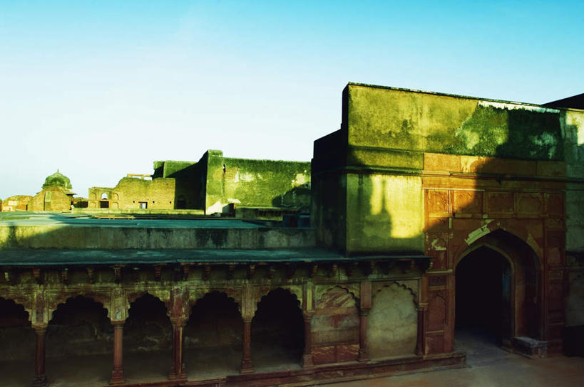 无人,宫殿,横图,室外,白天,仰视,旅游,度假,名胜古迹,标志建筑,地标,建筑,印度,亚洲,阴影,遗迹,光线,影子,古迹,文物,娱乐,建设,古建筑,蓝色,蓝天,天空,阳光,天,享受,休闲,旅游胜地,放松,晴朗,古堡,南亚,古文明,万里无云,印度共和国,北方邦,阿格拉堡,阿格拉红堡,红堡,晴空,晴空万里,彩图,低角度拍摄