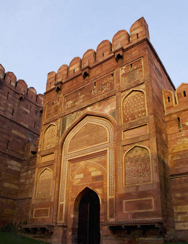 无人,宫殿,竖图,室外,白天,仰视,旅游,度假,名胜古迹,门,标志建筑,地标,建筑,印度,亚洲,遗迹,拱门,古迹,文物,娱乐,建设,古建筑,蓝色,蓝天,天空,门框,天,享受,休闲,旅游胜地,放松,晴朗,古堡,南亚,古文明,万里无云,印度共和国,北方邦,阿格拉堡,阿格拉红堡,红堡,晴空,晴空万里,彩图,低角度拍摄