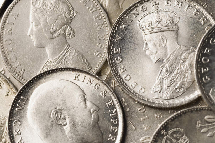 西方人,无人,三个人,站,横图,俯视,室内,特写,白天,民族服装,钱,日落,静物,雕塑,欧洲,印度,欧洲人,许多,堆叠,朦胧,模糊,艺术,装饰,雕刻,雕像,钱币,晚霞,霞光,落日,一叠,叠,注视,黄昏,工艺品,观察,看,站着,彩霞,金融,经济,观看,纪念,堆,美术,察看,关注,主题,流通,陈列,贸易,功能,美学,夕照,货币,现金,硬币,男人,男性,中年男性,白种人,夕阳,站立,半身,彩图,高角度拍摄,传统服装,民俗服,斜阳